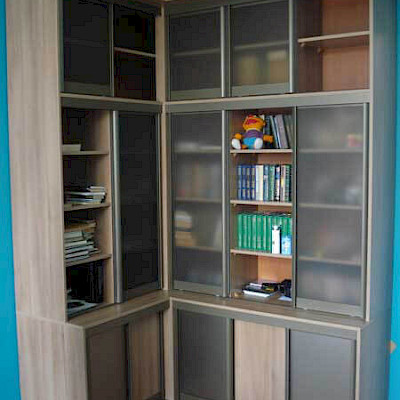 Угловой шкаф-купе с полками для книг