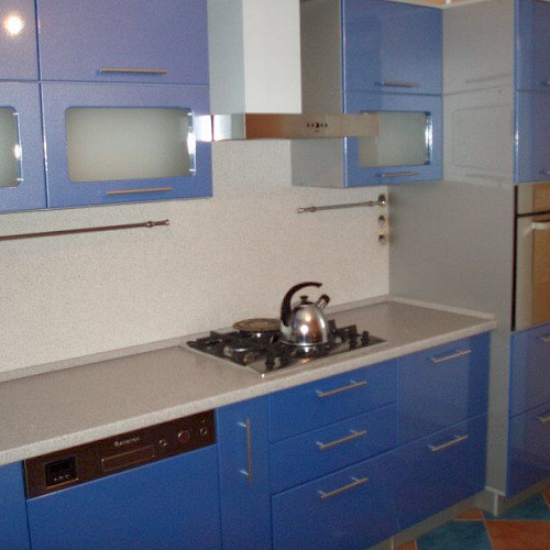 Прямая кухня с пленочными синими фасадами