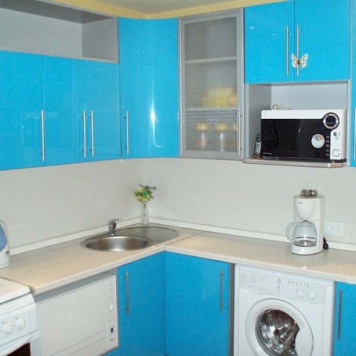 Угловая голубая кухня с радиусными (гнутыми) фасадами