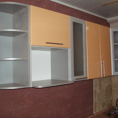 Открытые и закрытые навесные полки для кухни