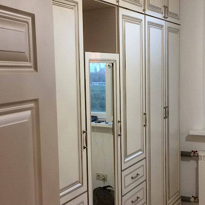 Классический шкаф в комнату с зеркалом